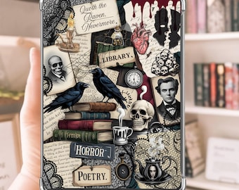 Op de afbeelding: Een doorzichtige tablethoes met een gotische collage. Het ontwerp bevat raven, schedels, boeken en de tekst "Quoth the Raven, Nevermore," "HORROR" en "POETRY". De hoes heeft een donkere, vintage uitstraling.