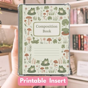 Puede incluir: Un cuaderno de composición con un diseño caprichoso con ranas, setas y follaje. La portada tiene las palabras "Composition Book" en un marco rectangular. Las palabras "Printable Insert" están en la parte inferior de la imagen.