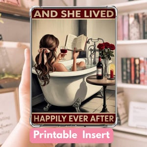 Peut inclure: Insert imprimable représentant une femme dans une baignoire lisant un livre et buvant du vin. L'image comprend une bouteille de vin, des roses et le texte "AND SHE LIVED HAPPILY EVER AFTER."