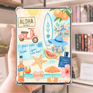 Könnte beinhalten: Eine transparente Handyhülle mit einem Aquarelldesign zum Thema Reisen. Das Design umfasst einen rosa Roller, ein Surfbrett, eine Postkarte, einen Seestern und den Text "ALOHA HAWAII". Weitere Elemente sind eine Strandszene, Blumen und eine Parfümflasche.