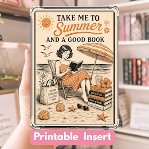 Peut inclure: Une coque de tablette transparente avec un insert sur le thème de la plage. L'insert représente une femme lisant sous un parasol, avec le texte "Take Me To Summer And A Good Book". Des coquillages, des étoiles de mer et des livres sont également représentés.