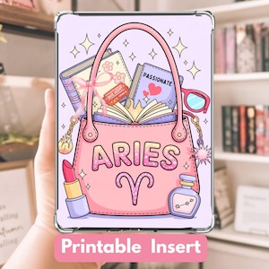 Può includere: Un inserto stampabile rosa a tema Ariete con un design a forma di borsa con libri, rossetto, profumo e occhiali da sole. La parola "ARIES" è ben visibile, insieme al simbolo zodiacale dell'Ariete. La frase "Printable Insert" è in basso.