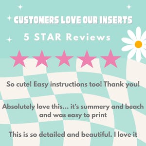以下が含まれることがあります： 「CUSTOMERS LOVE OUR INSERTS」と「5 STAR Reviews」のテキストが入った、水色と白のチェック柄の背景。5つのピンク色の星が顧客レビューの上に表示されています。右上にデイジーがあります。