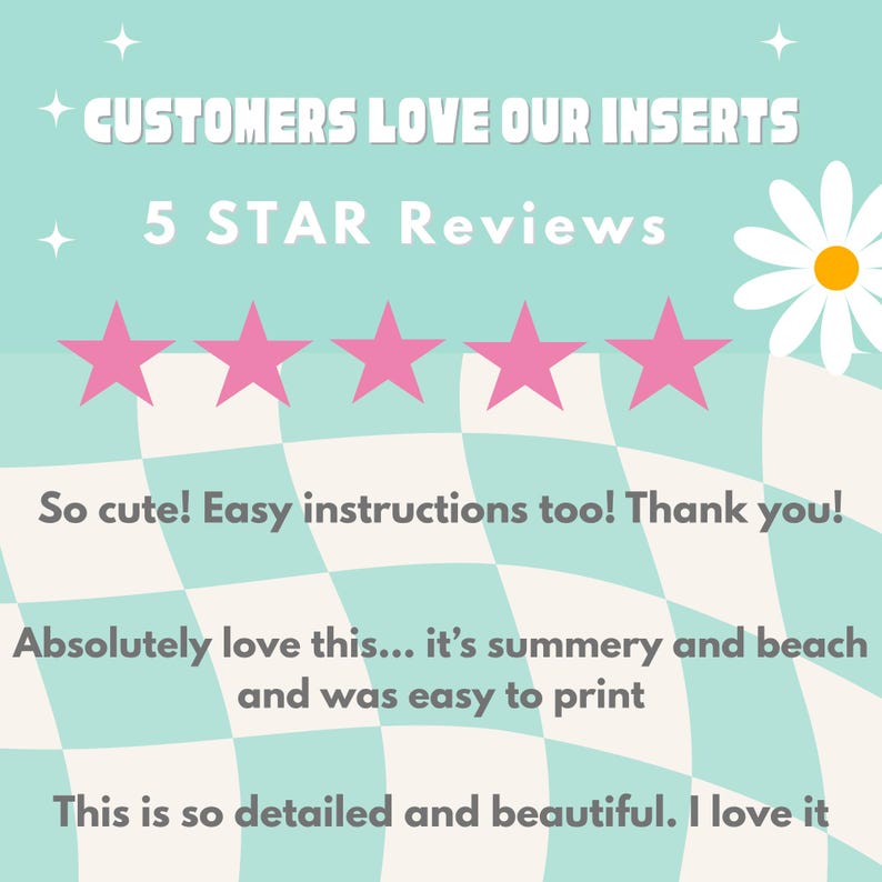 以下が含まれることがあります： 「CUSTOMERS LOVE OUR INSERTS」と「5 STAR Reviews」のテキストが入った、水色と白のチェック柄の背景。5つのピンク色の星が顧客レビューの上に表示されています。右上にデイジーがあります。