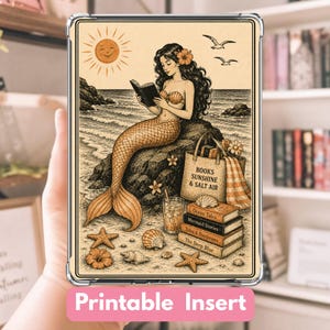 Può includere: Illustrazione in tonalità beige di una sirena che legge su una roccia in riva al mare, con un sole sorridente e gabbiani sullo sfondo. L'immagine include libri, conchiglie e il testo "BOOKS SUNSHINE & SALT AIR". Le parole "Printable Insert" sono in basso.