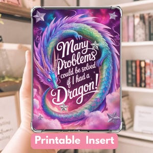 Puede incluir: Insert para funda de tableta con una ilustración de dragón colorido. El texto dice: "Many Problems could be solved if I had a Dragon!". El dragón está representado en tonos morados, azules y verdes, con un fondo rosa y morado. El texto "Printable Insert" está en la parte inferior.