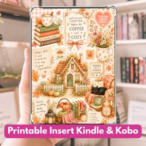 Op de afbeelding: Een doorzichtige beschermhoes voor een e-reader met een collage van herfstachtige illustraties, waaronder een huisje, een zwarte kat op een fauteuil, stapels boeken, pompoenen en de tekst "just one more CHAPTER before the COFFEE and COZY."