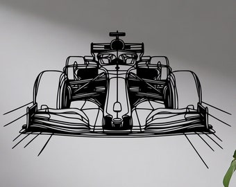 Op de afbeelding: Een zwart-witte lijntekening van een raceauto, met de auto naar voren gericht. De illustratie is op een witte muur, boven een grijze bank met witte kussens.
