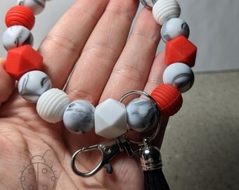 Rot, Weiß und Marmor Silikon Perlen Armband Schlüsselanhänger mit Schwarz Quaste