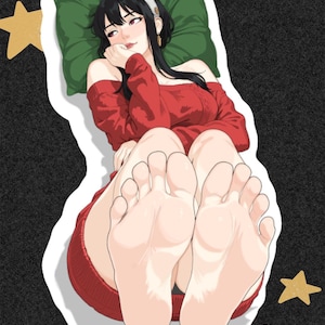 Peut inclure: Un autocollant découpé représentant un personnage de style anime aux longs cheveux noirs et aux yeux rouges, portant un pull rouge à épaules dénudées. Le personnage est allongé sur un oreiller vert, le menton posé sur une main, les pieds nus au premier plan.