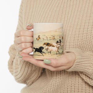 Taza de cerámica personalizable con estampado de Mustangs encabritados vintage en las llanuras occidentales, estilo rancho.