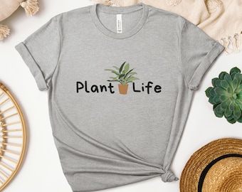 Puede incluir: Camiseta gris con una ilustración de planta y el texto "Plant Life" impreso en la parte delantera.