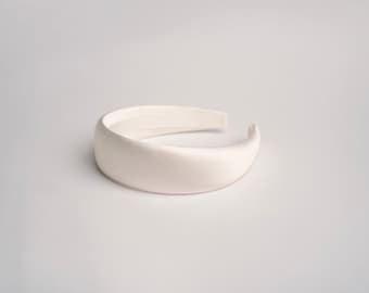 Witte hoofdband voor dames - klassieke satijnen haarband - bruidsaccessoire - handgemaakte gewatteerde band