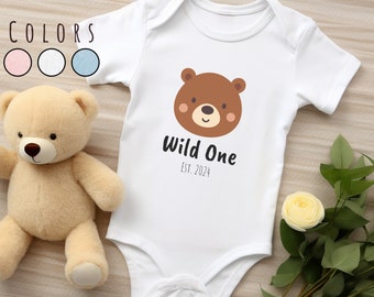 Babybody med personligt namn, babyshowerpresent, sparkdräkt, födelsepresent till bebis 2024, skogsdjur