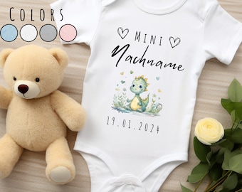 Baby Strampler Mini Nachname Dino, Verkündung Schwangerschaft,Wickelbody Dinosaurier personalisiert,hallo papa body,Geschenk zur Geburt 2024