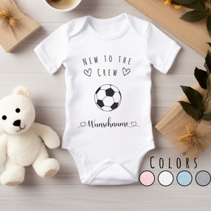 Voetballer wikkelbody, Nieuw bij de Crew, gepersonaliseerd babybody, geboortecadeau babyromper, cadeau voor aanstaande vader, babyromper 2024