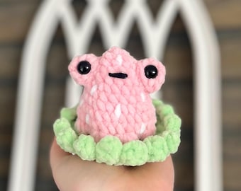 Rana de fresa de ganchillo sobre nenúfar - peluche amigurumi - juguete hecho a mano - artículo personalizable - lindo regalo - animal de peluche - hecho por encargo