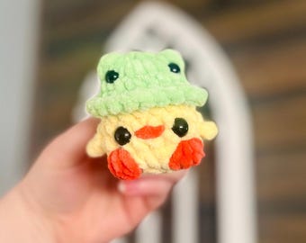 Pato de ganchillo con gorro de rana - peluche amigurumi - juguete de animal hecho a mano - artículo personalizable - regalo adorable - animal de peluche - hecho a pedido