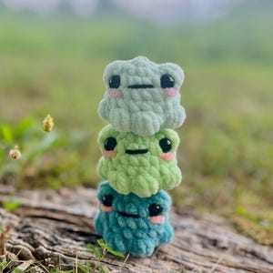 crochet pocket frog - amigurumi plushie - handmade animal toy - customizable item - cute gift - stuffed animal - made to order