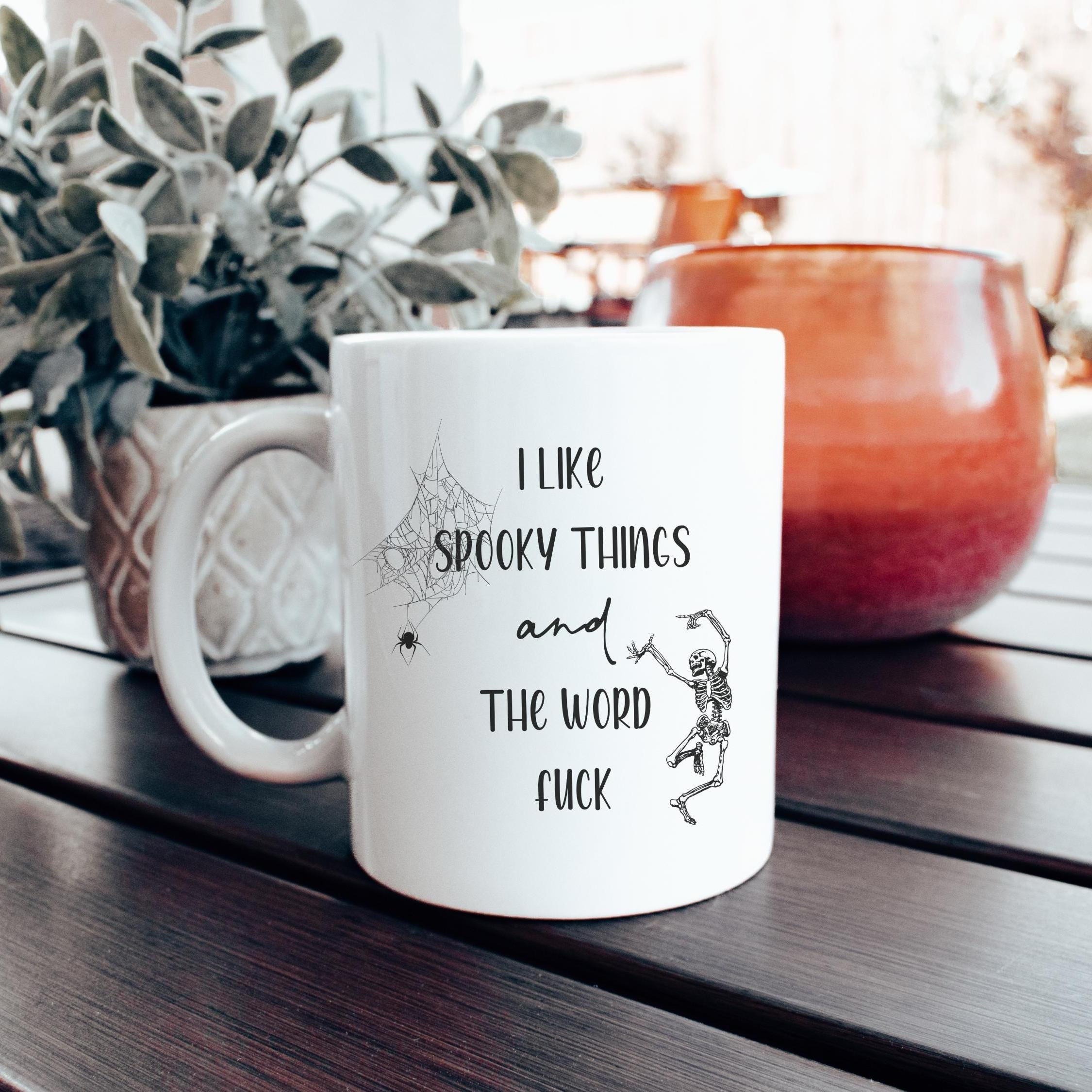 Ich mag gruselige Dinge und das Wort F * ck Becher, Lustige Halloween-Kaffeetasse, 11 Unzen 15 Unzen Keramikbecher, Geschenk für sarkastische Freunde, Witchy Trink