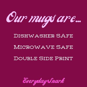 Peut inclure: Texte rose sur fond rouge fonc&eacute; indiquant "Nos mugs sont... Lavable au lave-vaisselle, Passe au micro-ondes, Impression recto verso." En dessous du texte se trouve un logo rose qui indique "Everyday Snark".