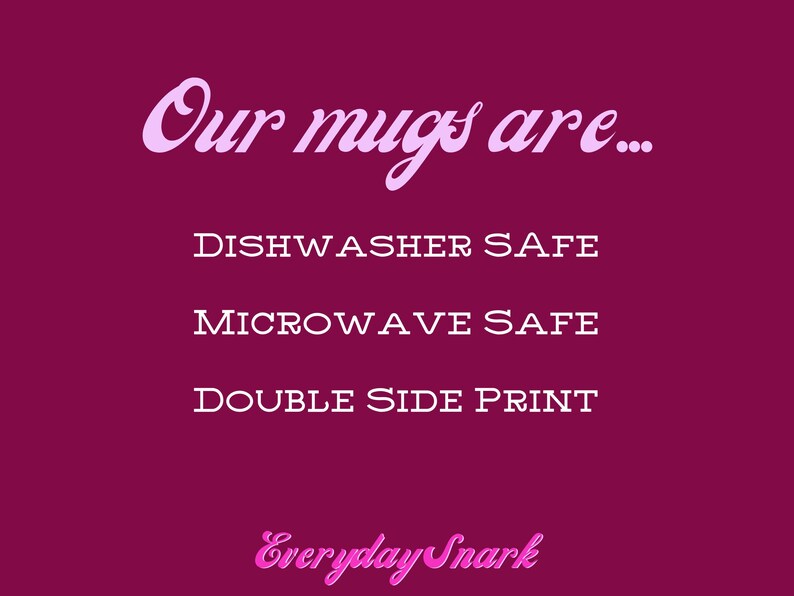 Peut inclure: Texte rose sur fond rouge fonc&eacute; indiquant "Nos mugs sont... Lavable au lave-vaisselle, Passe au micro-ondes, Impression recto verso." En dessous du texte se trouve un logo rose qui indique "Everyday Snark".