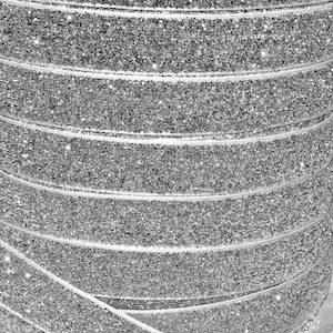 K&ouml;nnte beinhalten: Eine Rolle silbernes Glitzerband. Das Band ist aus einem weichen, dehnbaren Material gefertigt und perfekt, um jedem Projekt einen Hauch von Glanz zu verleihen.
