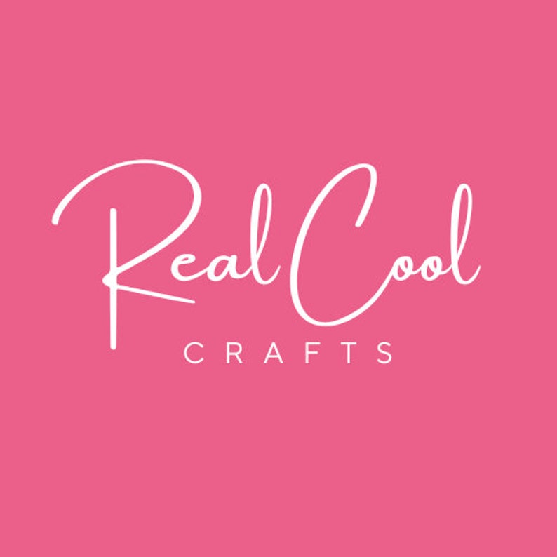 K&ouml;nnte beinhalten: Wei&szlig;er Text auf rosa Hintergrund mit der Aufschrift "Real Cool Crafts".