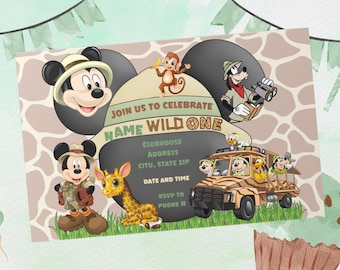 Puede incluir: Una invitación marrón y beige con una imagen de dibujos animados de Mickey Mouse con un sombrero de safari. La invitación dice "Únete a nosotros para celebrar Name Wild One".
