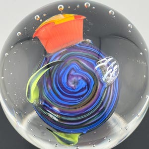 Puede incluir: Un juego de tres cuencos de cerámica anidados en tamaños graduados. Los cuencos son blancos con un acabado moteado y texturizado y presentan un borde ligeramente ensanchado. El cuenco más grande mide aproximadamente 20 cm de diámetro.