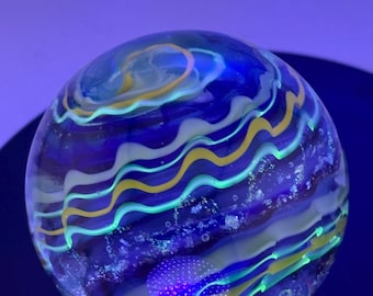 Canica de vidrio artístico reactiva a los rayos UV, hecha a mano, firmada por Zeus 25