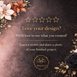 K&ouml;nnte beinhalten: Ein digitales Design mit dunklem Hintergrund, verziert mit floralen Arrangements aus schwarzen Rosen, Lilien und orangefarbenen Blumen. Der Text "Love your design?" und andere Aufforderungen sind in Gold dargestellt. Das Logo des Ink & Style Design Studios befindet sich unten.