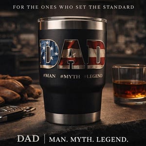 K&ouml;nnte beinhalten: Schwarzer Becher mit dem Wort "DAD" in einem patriotischen Design. Der Becher hat einen Edelstahlrand und -boden. Das Bild enth&auml;lt auch einen Whiskey-Shot, Arbeitshandschuhe und einen Autoschl&uuml;ssel. Auf dem Becher steht: #MAN #MYTH #LEGEND.