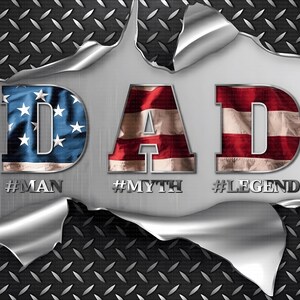 K&ouml;nnte beinhalten: Grafische Darstellung des Wortes &bdquo;DAD&ldquo;, wobei jeder Buchstabe mit der amerikanischen Flagge gef&uuml;llt ist. Die W&ouml;rter &bdquo;#MAN&ldquo;, &bdquo;#MYTH&ldquo; und &bdquo;#LEGEND&ldquo; stehen unter jedem Buchstaben, vor einem strukturierten Metallhintergrund.