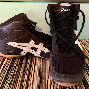 adidas gazelle silver green womens Asics Aggressor 4 (Black / Black)