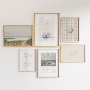 Puede incluir: Un conjunto de seis láminas enmarcadas para pared que incluye un paisaje costero, un boceto de velero con el texto JOSHUA 1:9, una concha sobre un patrón de cuadrícula, un estampado a rayas con texto religioso, un paisaje marino y el texto YOU ARE THE SALT OF THE EARTH.