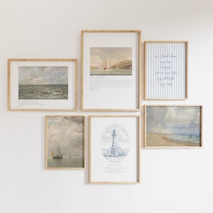 Pode incluir: Um conjunto de seis impressões emolduradas para parede com temas costeiros e náuticos. A coleção inclui pinturas de veleiros, um farol e ondas do mar, além de duas impressões com texto religioso em caligrafia azul e fontes serifadas.