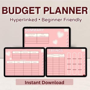Könnte beinhalten: Ein digitaler Budgetplaner mit rosa Thema, der drei Tablets mit Finanzplanungs-Vorlagen zeigt. Die Tablets zeigen Abschnitte für Zusammenfassung, Einnahmen, Ausgaben und Ersparnisse. Der Text auf dem Bild lautet "Budget Planner", "Hyperlinked", "Beginner Friendly" und "Instant Download".