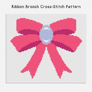 Puede incluir: Patrón de punto de cruz de un broche de lazo rosa con un centro azul claro. El texto "Ribbon Brooch Cross-Stitch Pattern" está en la parte superior. El diseño está sobre un fondo blanco con un patrón de cuadrícula.