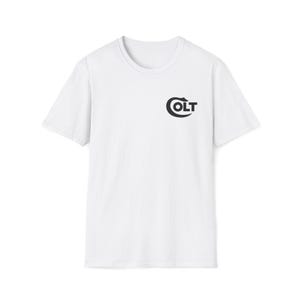 Puede incluir: Camiseta blanca con un logotipo Colt negro en el pecho izquierdo.