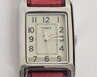 Montre femme Timex style débardeur argenté. Bracelet en cuir rouge. Fonctionne parfaitement EXPÉDITION GRATUITE