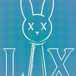 Puede incluir: Un fondo azul con un patrón de círculos azul claro. Un contorno blanco de una cabeza de conejo con una X para cada ojo y una T para la nariz. La palabra LAX está escrita en blanco debajo del conejo.