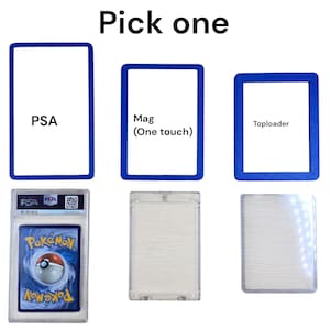 Puede incluir: Imagen que presenta tres tipos de protectores de cartas: PSA, Mag (One touch) y Toploader. El protector PSA es una funda de pl&aacute;stico transparente con un borde azul, que contiene una carta de Pok&eacute;mon. El Mag es una funda rectangular transparente. El Toploader es una funda de pl&aacute;stico transparente.
