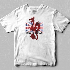 Peut inclure: T-shirt blanc avec un motif de dragon rouge et un drapeau britannique avec un motif de code-barres. Le texte "MADE IN BRITAIN" est imprimé sous le motif.