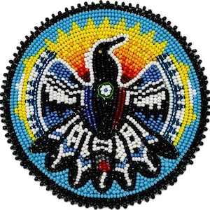 Peut inclure: Motif rond en perles représentant un oiseau noir aux ailes déployées, entouré d'un motif de soleil bleu et jaune. L'oiseau est orné de détails rouges, blancs et bleus. Le bord extérieur est noir.