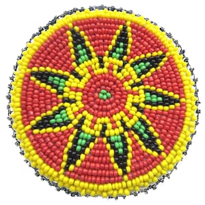 Peut inclure: Un motif rond en perles avec un motif en étoile éclatante en rouge, jaune, noir et vert.
