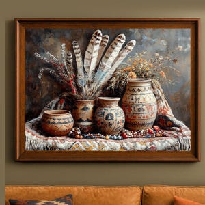 Puede incluir: Pintura enmarcada que presenta una naturaleza muerta de cerámica nativa americana, plumas y cuentas. La cerámica está decorada con patrones geométricos y figuras. La paleta de colores incluye marrones, beiges y azules, con un enfoque en texturas naturales y tonos terrosos.