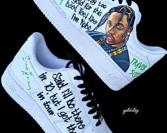 Aangepaste handgeschilderde Nike Air Force 1 sneakers met je favoriete zanger en songteksten - gepersonaliseerde schoenen voor liefhebbers van muziekfans - Travis Scott
