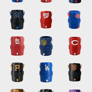 Pode incluir: Cole&ccedil;&atilde;o de refrigeradores de &aacute;gua isolados em v&aacute;rias cores, cada um com o logotipo de uma equipe de beisebol da Major League. Os refrigeradores t&ecirc;m uma torneira, al&ccedil;as e cores da equipe como azul, vermelho, preto e marrom.