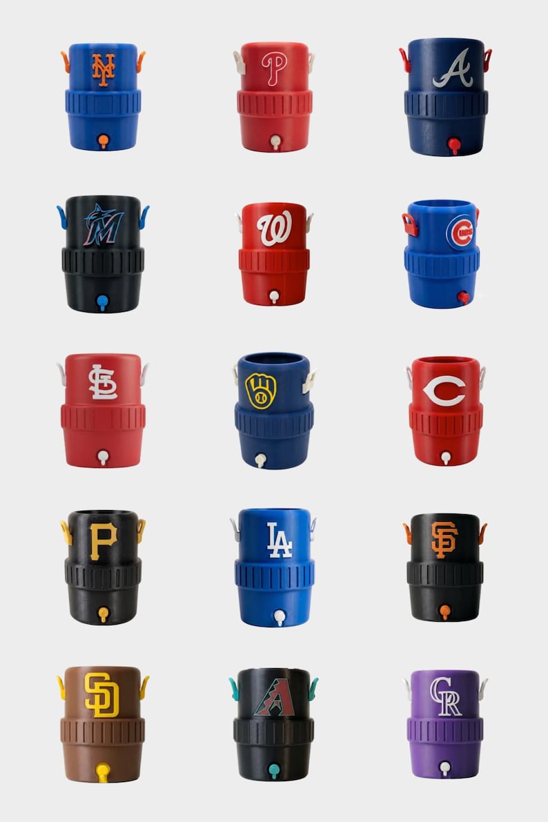 Pode incluir: Cole&ccedil;&atilde;o de refrigeradores de &aacute;gua isolados em v&aacute;rias cores, cada um com o logotipo de uma equipe de beisebol da Major League. Os refrigeradores t&ecirc;m uma torneira, al&ccedil;as e cores da equipe como azul, vermelho, preto e marrom.